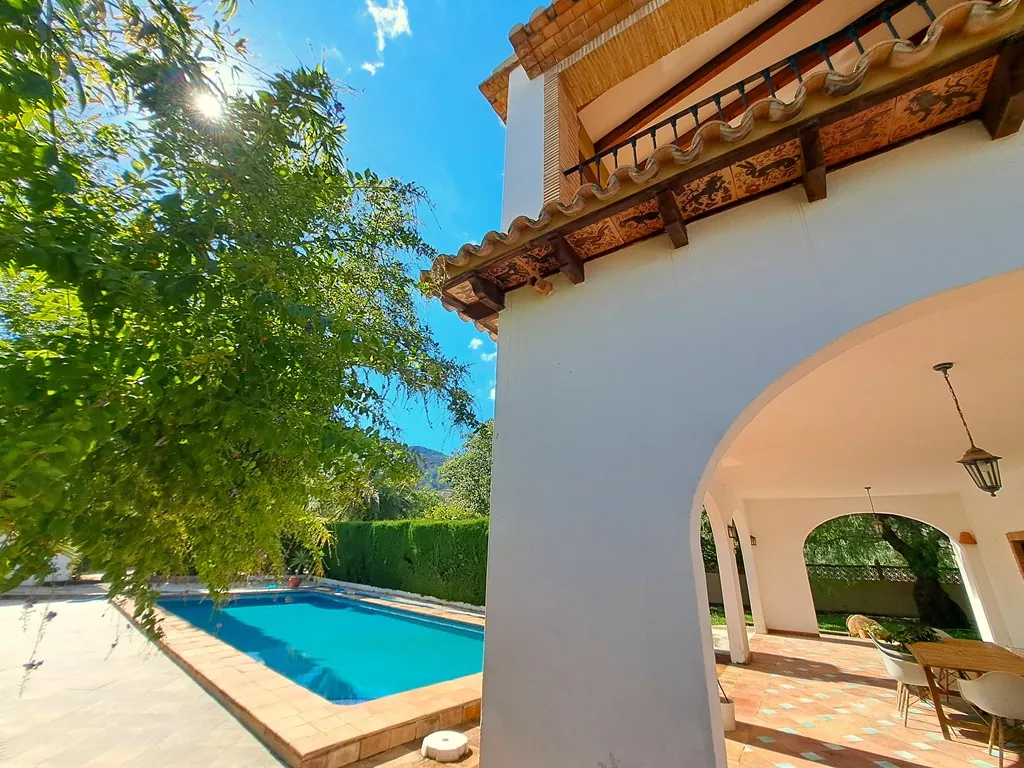 Villa con piscina para comprar en Orba.