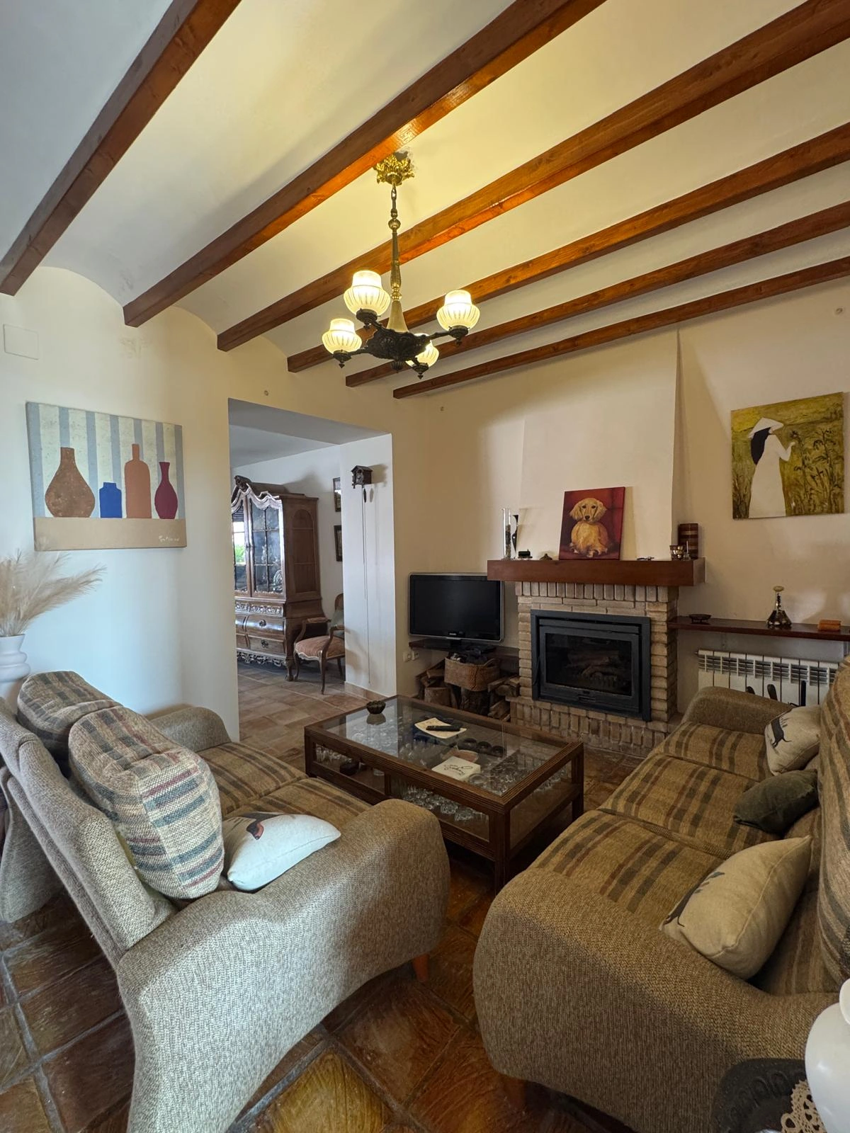 Chalet rústico en Denia con 4 dormitorios y piscina.