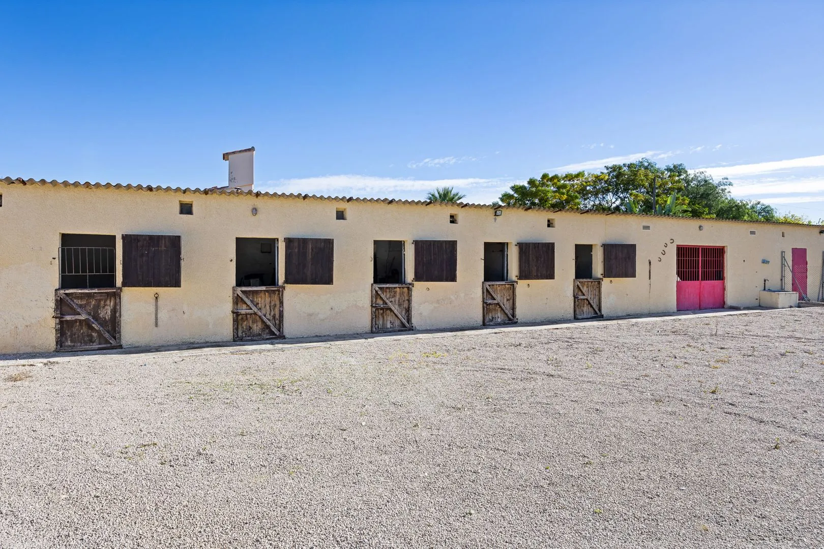 Gran finca rústica compuesta por dos casas y con cuadras para caballos.