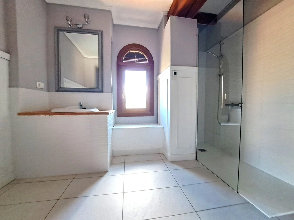 Villa con piscina para comprar en Orba.