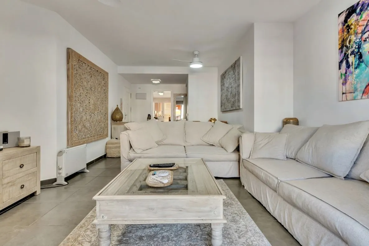 Planta baja a la venta frente al Club Náutico de Denia y a escasos metros de la playa.
