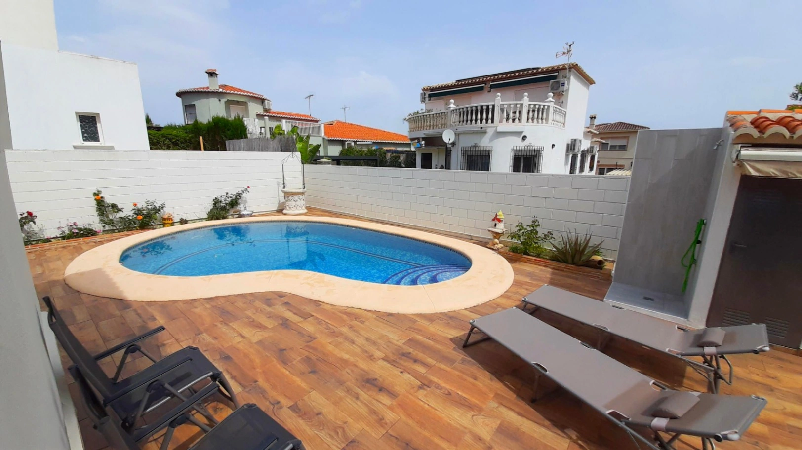 CHALET CON PISCINA EN ZONA RESIDENCIAL EN DENIA