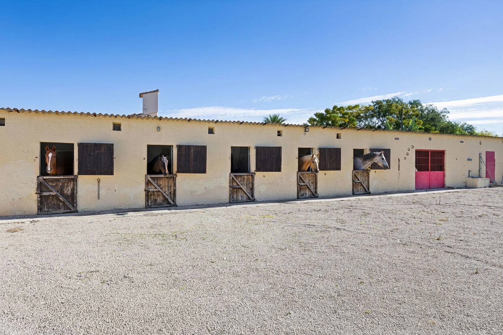 Gran finca rústica compuesta por dos casas y con cuadras para caballos.