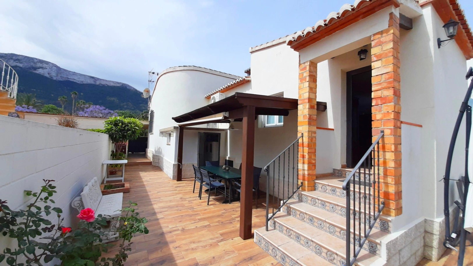 CHALET CON PISCINA EN ZONA RESIDENCIAL EN DENIA