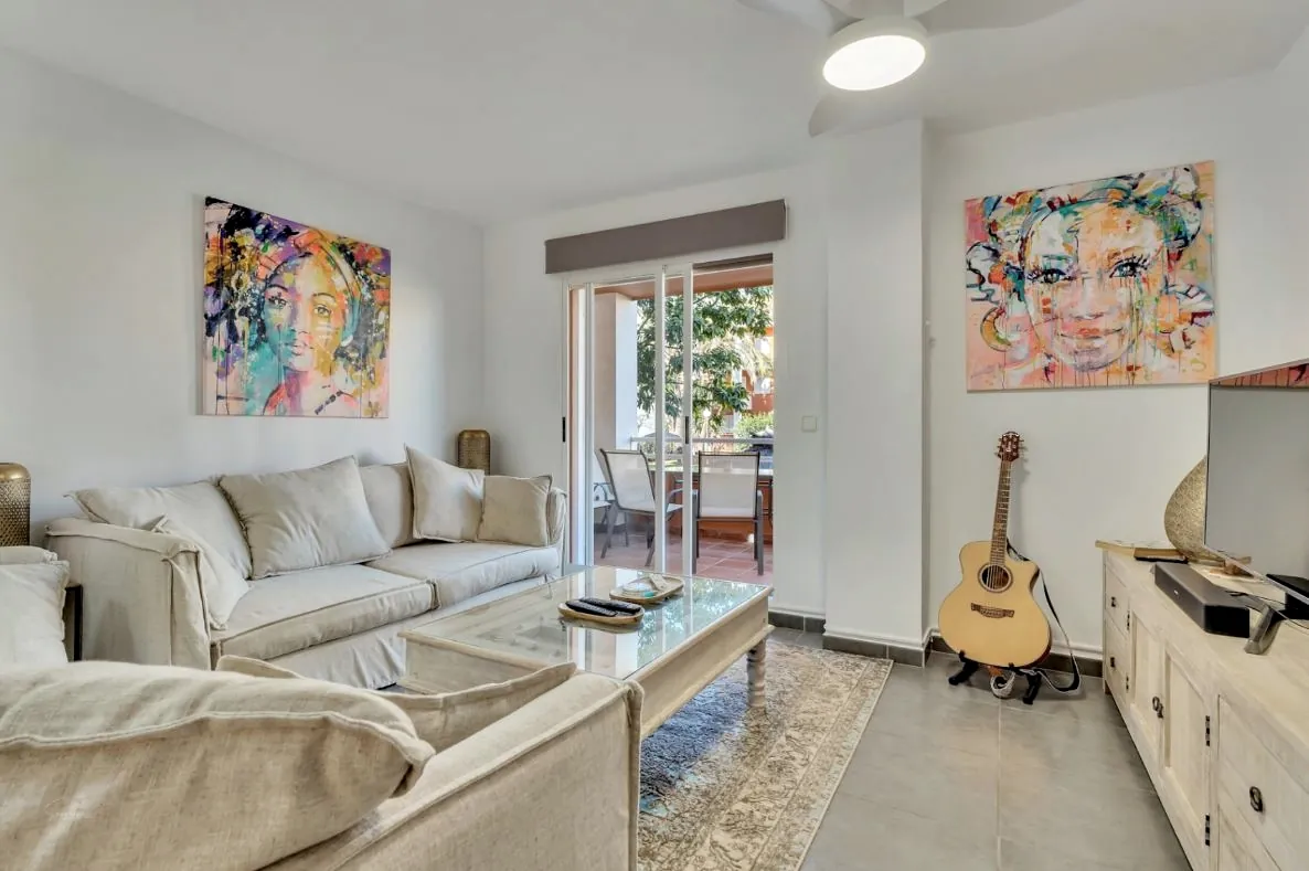 Planta baja a la venta frente al Club Náutico de Denia y a escasos metros de la playa.