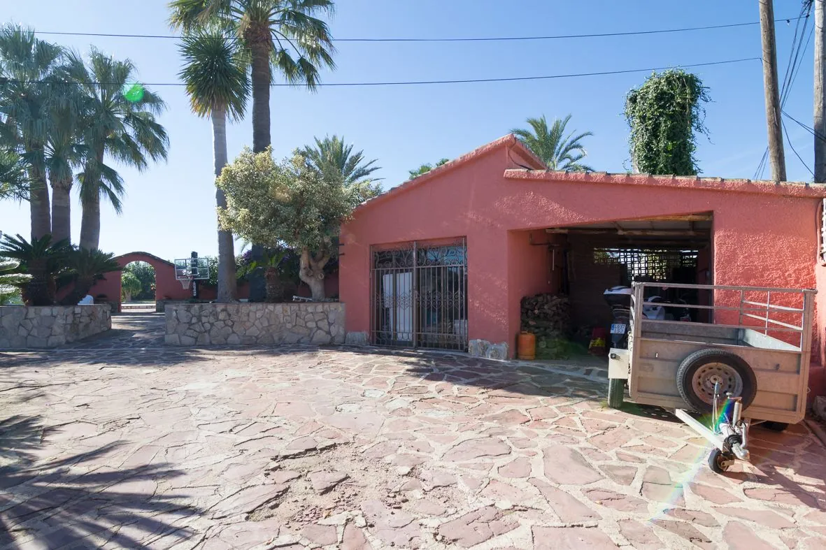 Villa mediterránea con gran parcela.