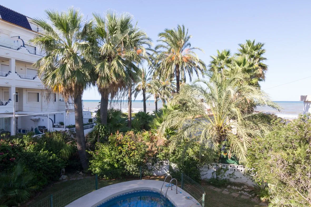 Gran villa de lujo en primera línea de playa de Dénia.