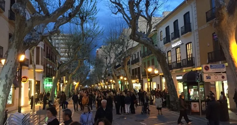Planta baja a la venta frente al Club Náutico de Denia y a escasos metros de la playa.
