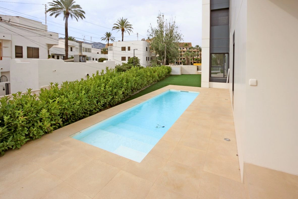 Apartamento bajo de lujo en primera línea de playa en Dénia.
