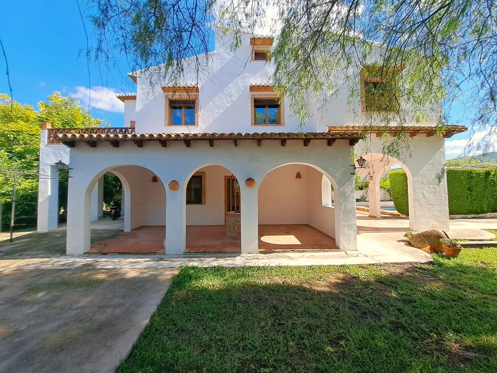 Villa con piscina para comprar en Orba.