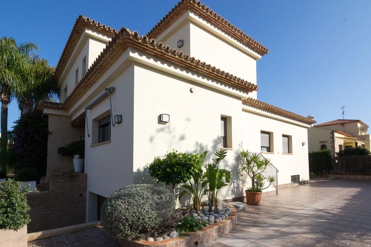 Gran villa cerca del mar y de la ciudad de Dénia.