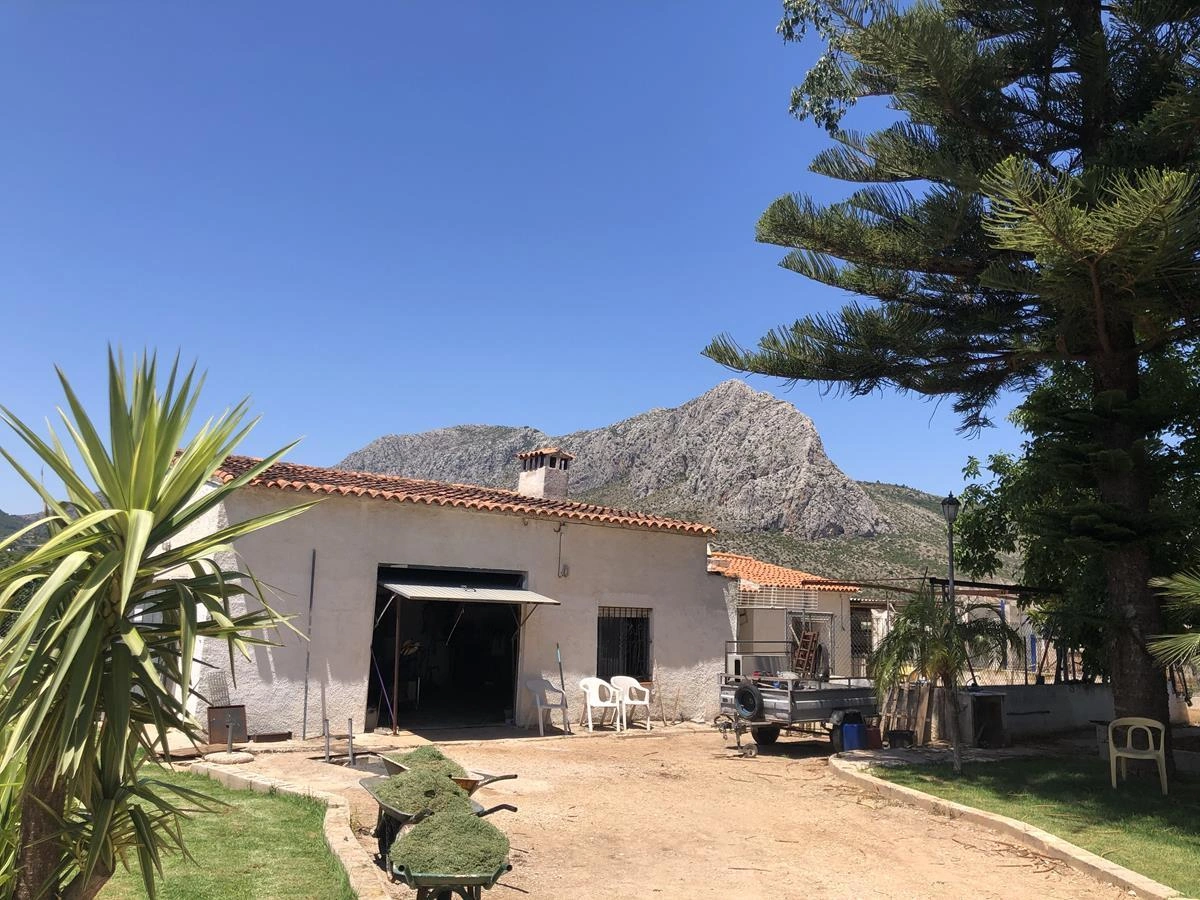 Ondara. Casa de campo amplia con piscina en venta