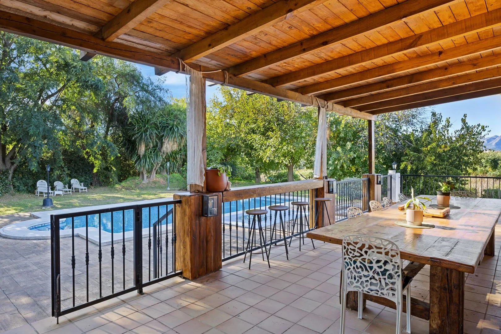 Gran finca rústica compuesta por dos casas y con cuadras para caballos.