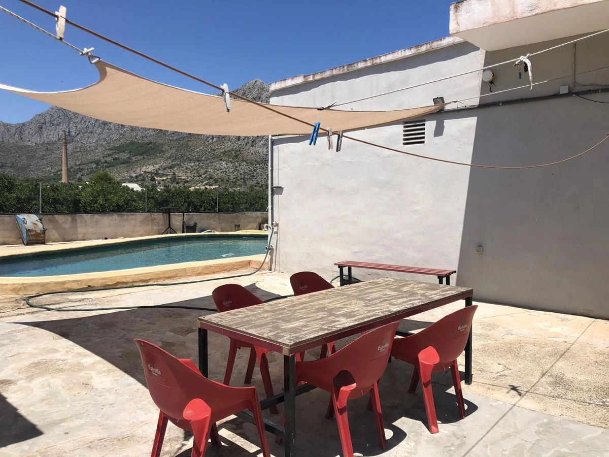 Ondara. Casa de campo amplia con piscina en venta