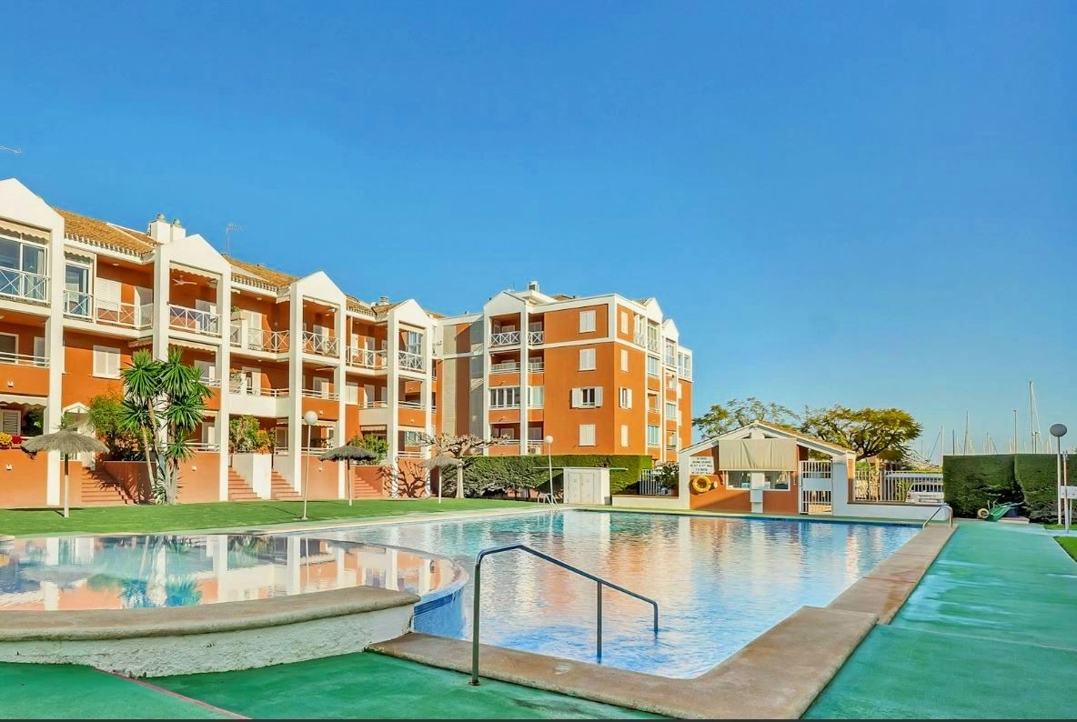 Planta baja a la venta frente al Club Náutico de Denia y a escasos metros de la playa.