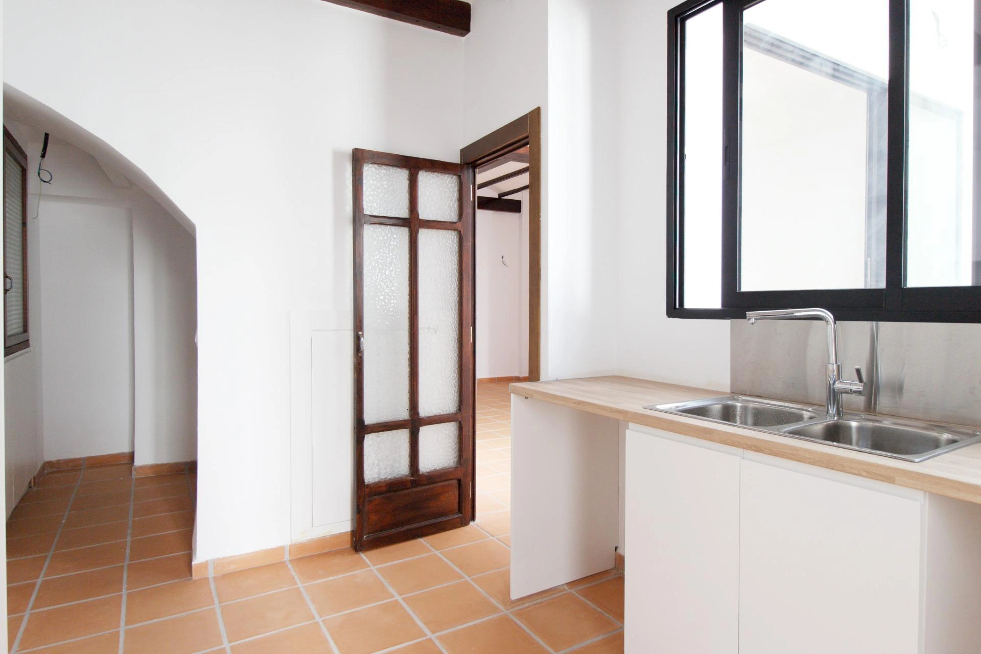 Casa de pueblo de estilo mediterráneo cerca del mar