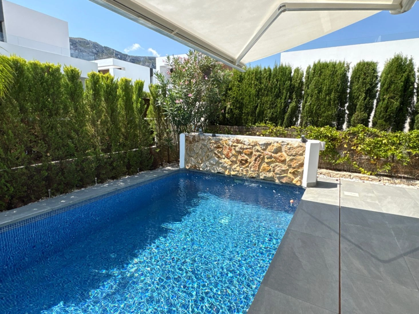 Chalet en Denia para alquiler a largo plazo con 3 dormitorios y piscina. Alto standing