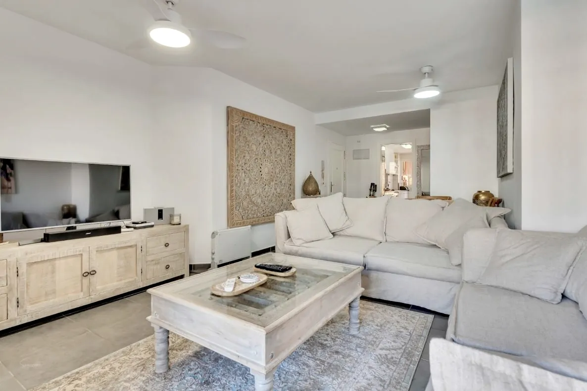 Planta baja a la venta frente al Club Náutico de Denia y a escasos metros de la playa.