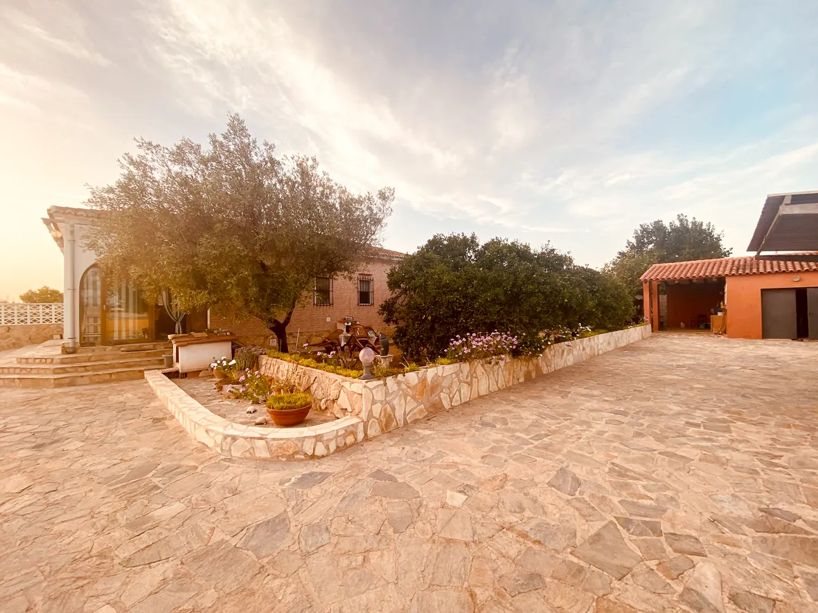 Villa en venta en Oliva con gran parcela.
