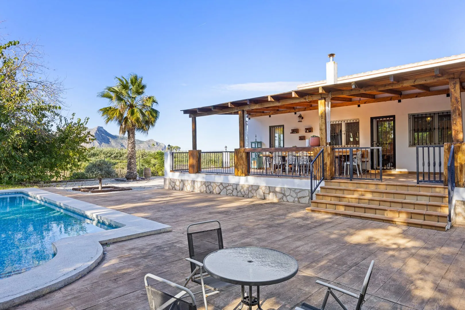 Gran finca rústica compuesta por dos casas y con cuadras para caballos.