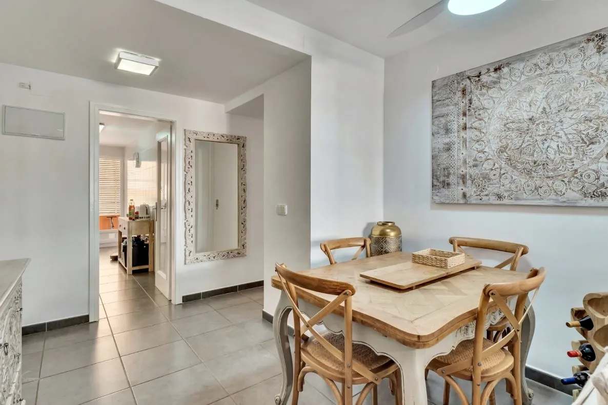 Planta baja a la venta frente al Club Náutico de Denia y a escasos metros de la playa.