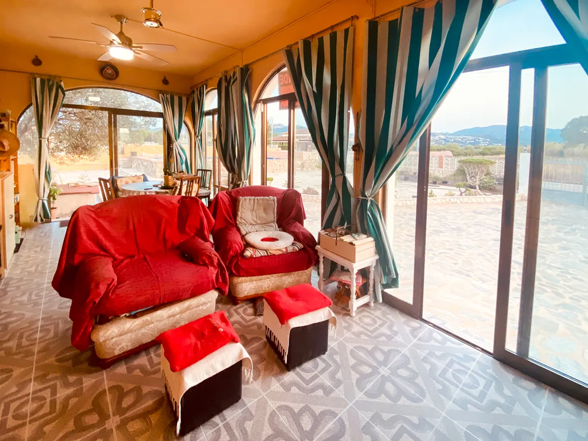 Villa en venta en Oliva con gran parcela.