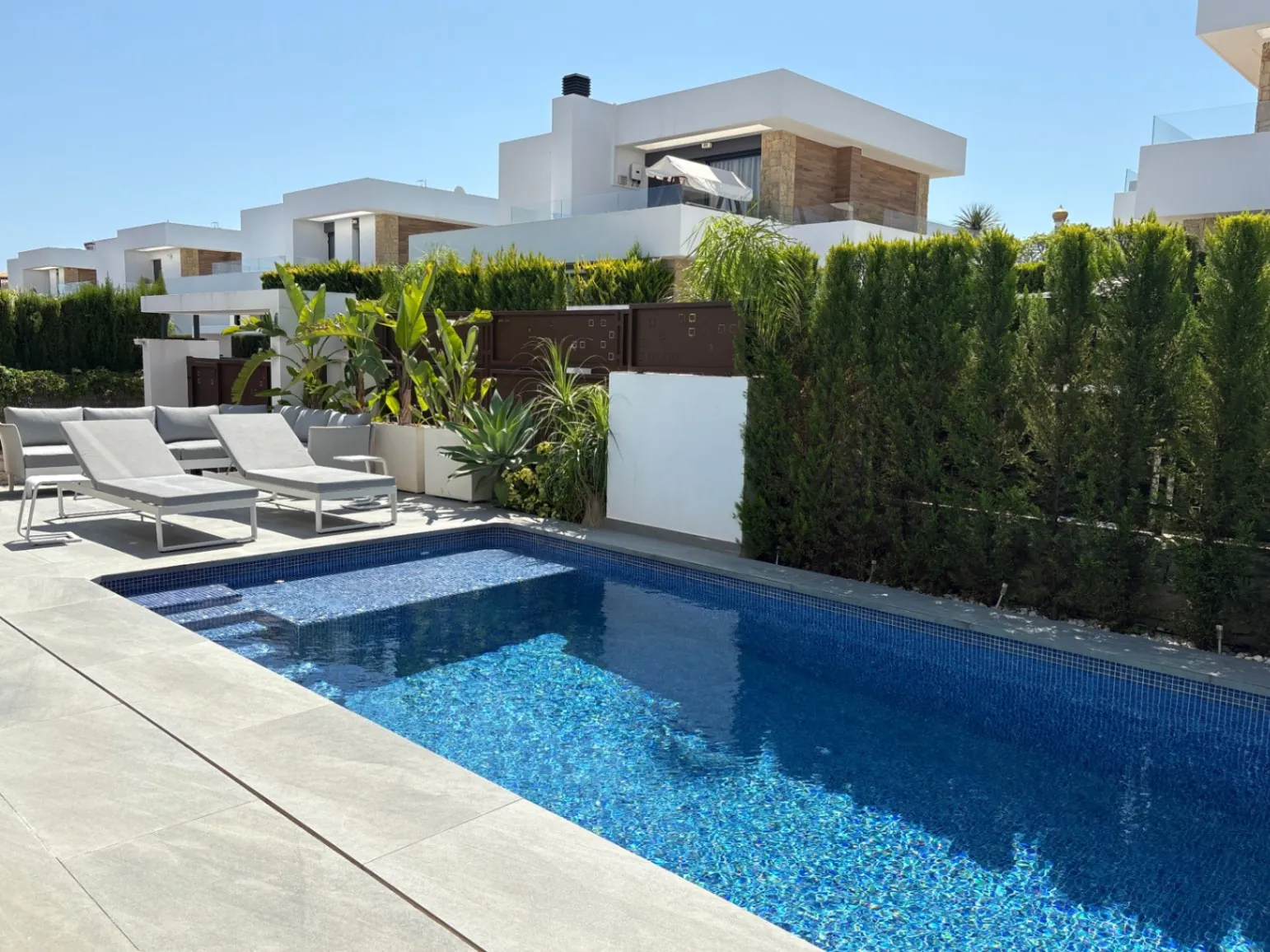 Chalet en Denia para alquiler a largo plazo con 3 dormitorios y piscina. Alto standing