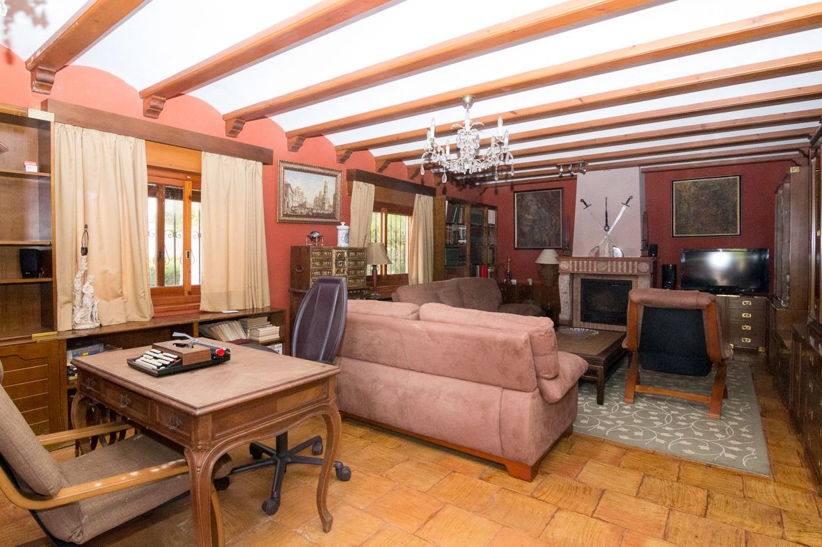 Gran villa en las Rotas con una parcela de 2885 m2.