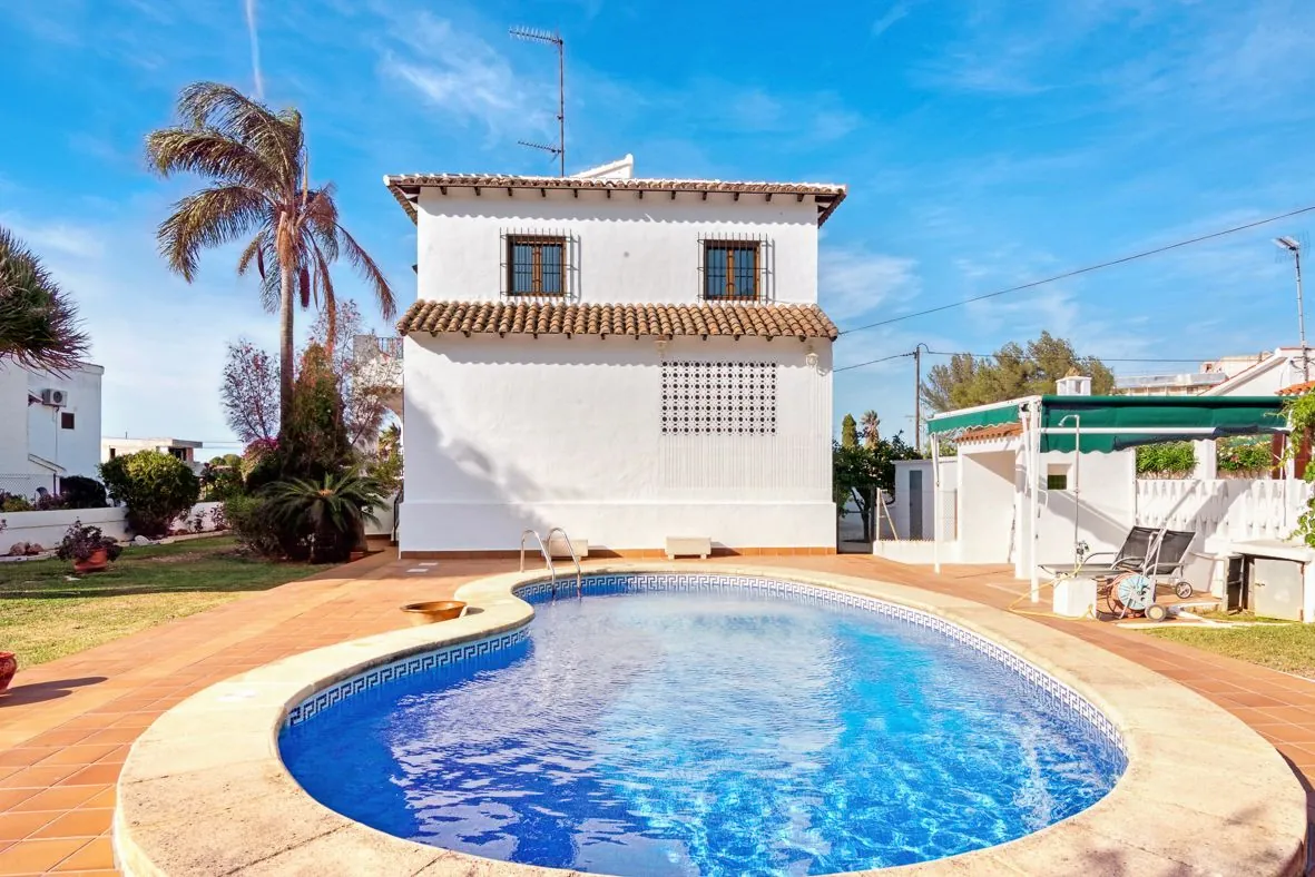 Impresionante villa mediterránea a un paso de la ciudad de Dénia.