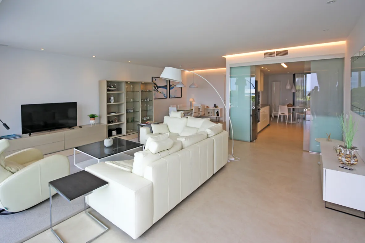 Espectacular apartamento en primera línea de playa en Les Deveses en Dénia.