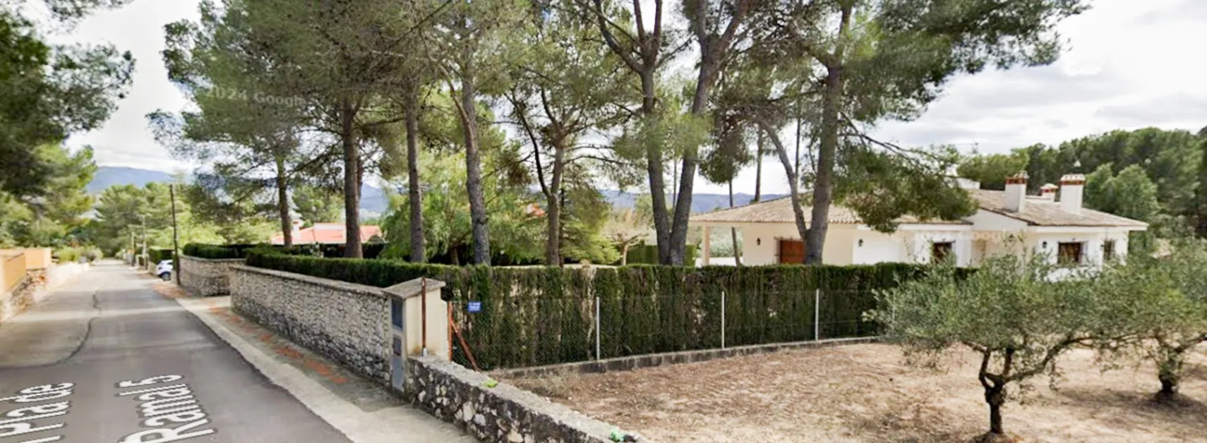 Villa en Ontinyent, con piscina y grandes espacios.