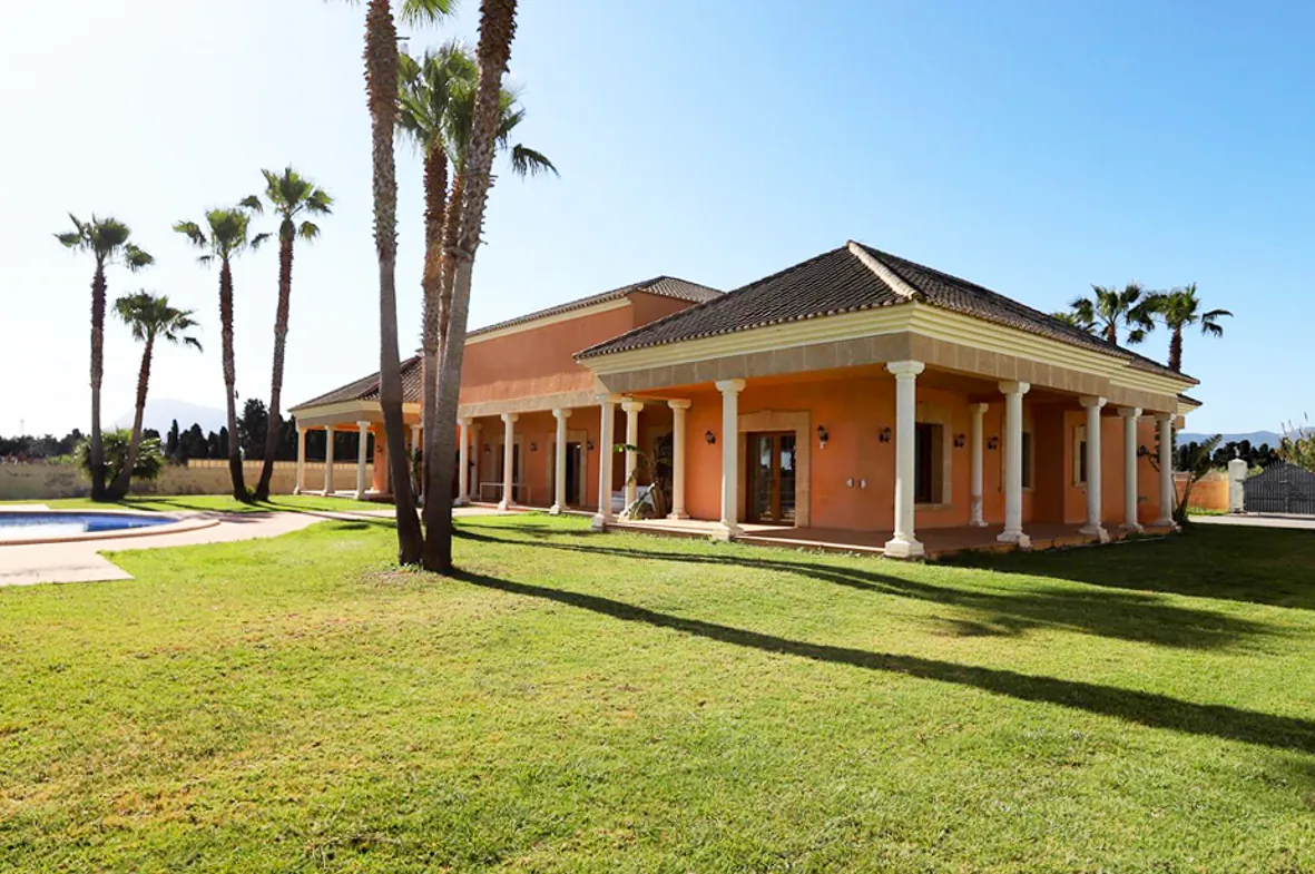 Magnífica villa a 600 metros de la playa en Dénia.