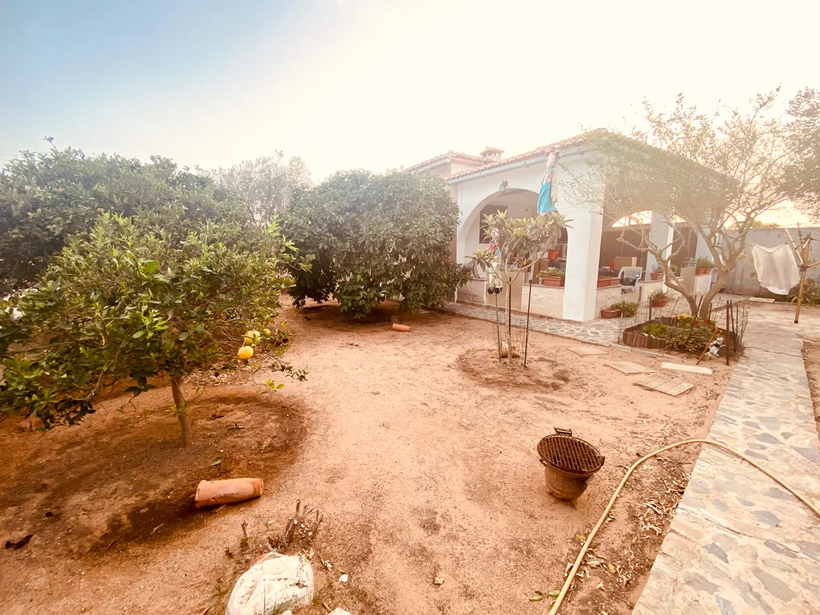 Villa en venta en Oliva con gran parcela.
