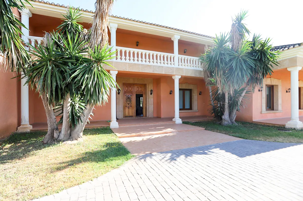 Magnífica villa a 600 metros de la playa en Dénia.