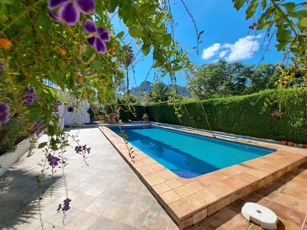 Villa con piscina para comprar en Orba.