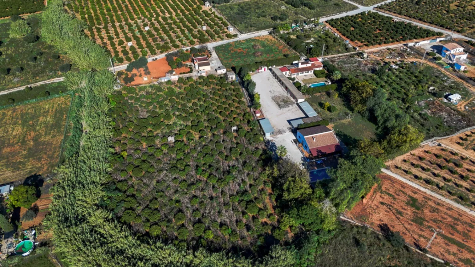 Gran finca rústica compuesta por dos casas y con cuadras para caballos.