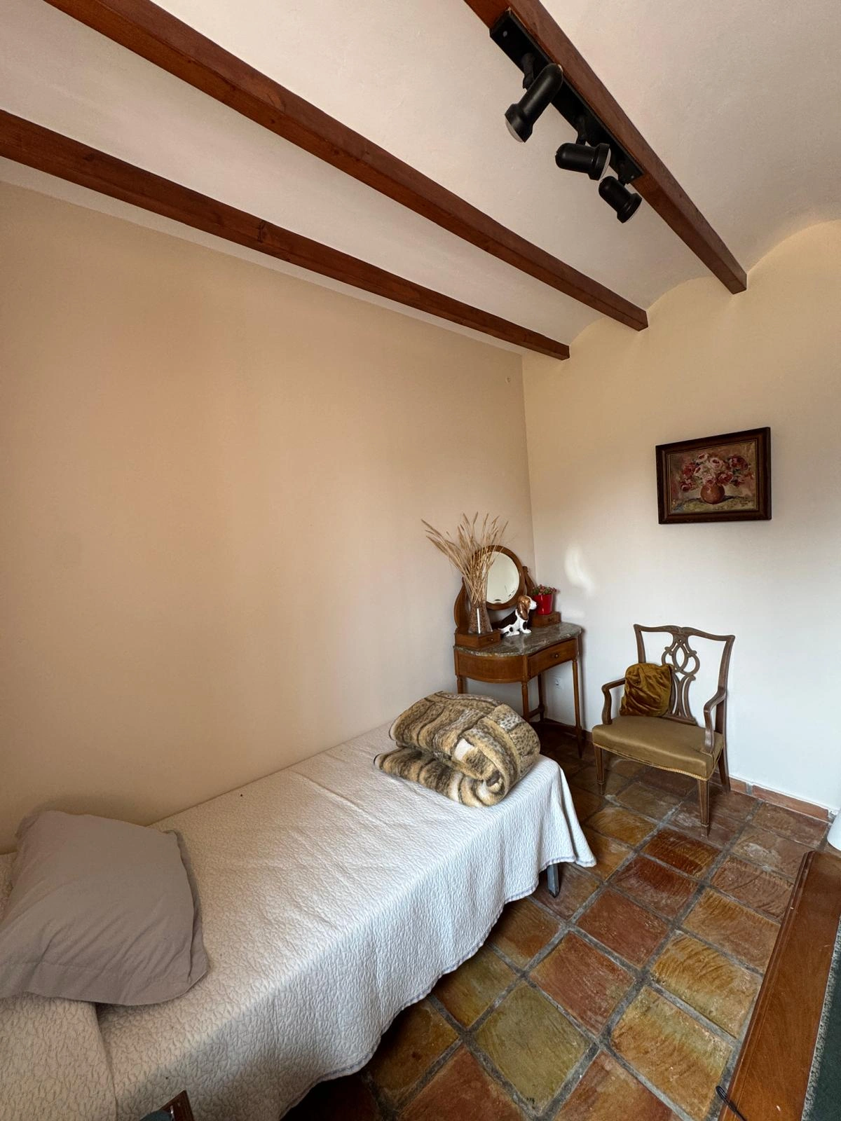 Chalet rústico en Denia con 4 dormitorios y piscina.