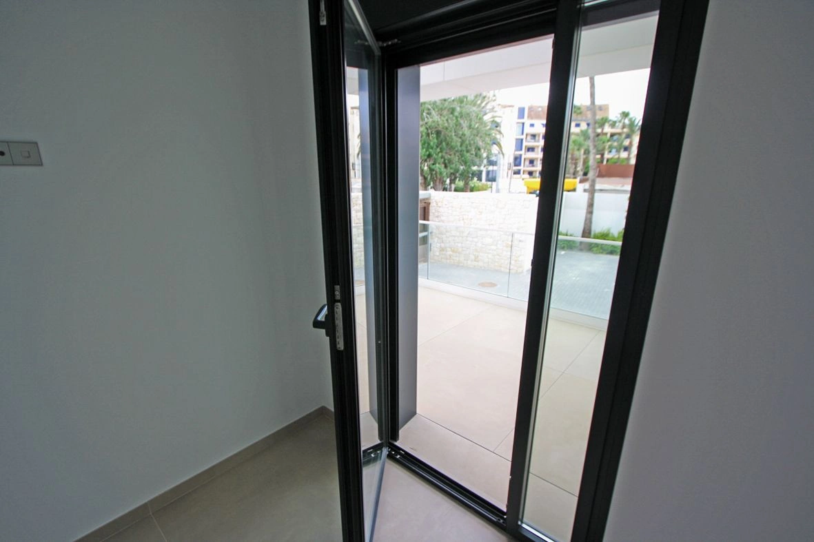 Apartamento bajo de lujo en primera línea de playa en Dénia.