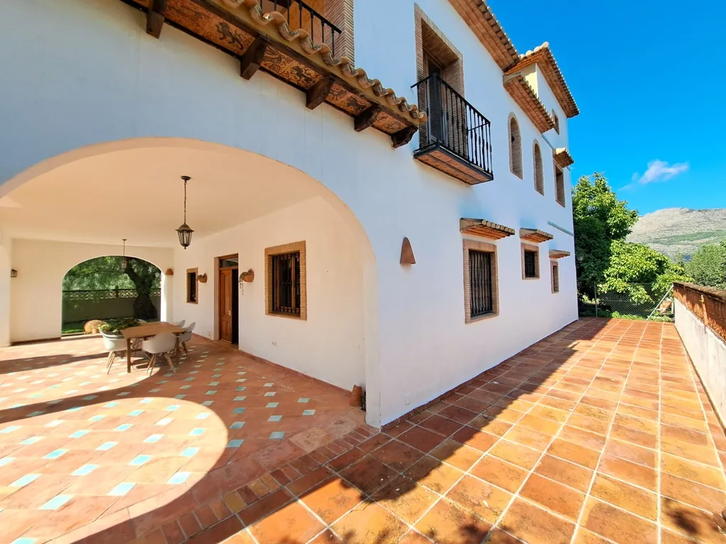 Villa con piscina para comprar en Orba.