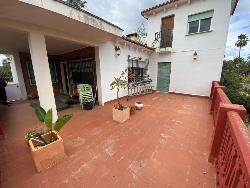 Venta de chalet en primera linea de Las Marinas