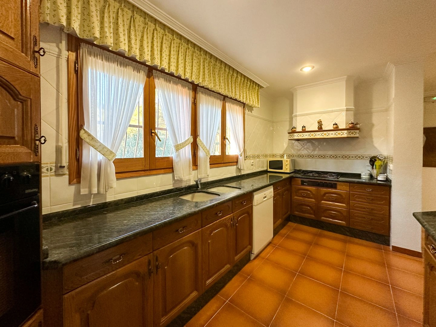 Villa en Ontinyent, con piscina y grandes espacios.