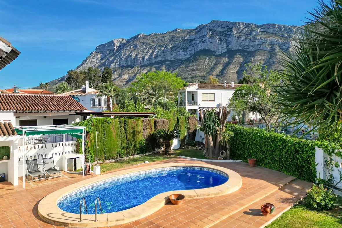 Impresionante villa mediterránea a un paso de la ciudad de Dénia.