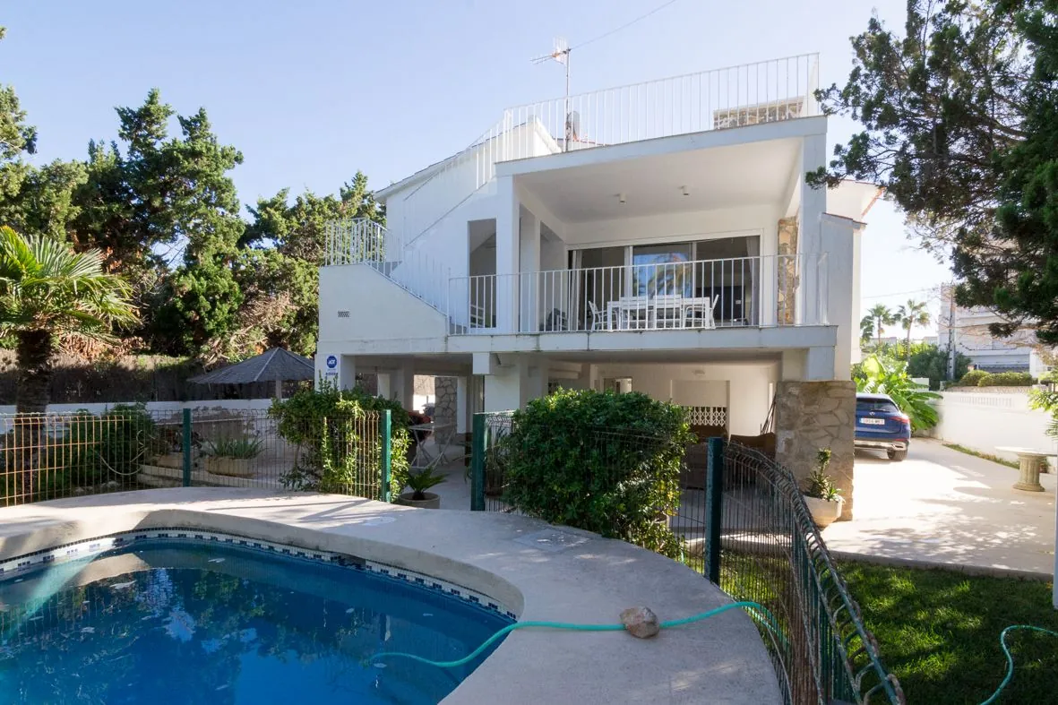 Gran villa de lujo en primera línea de playa de Dénia.