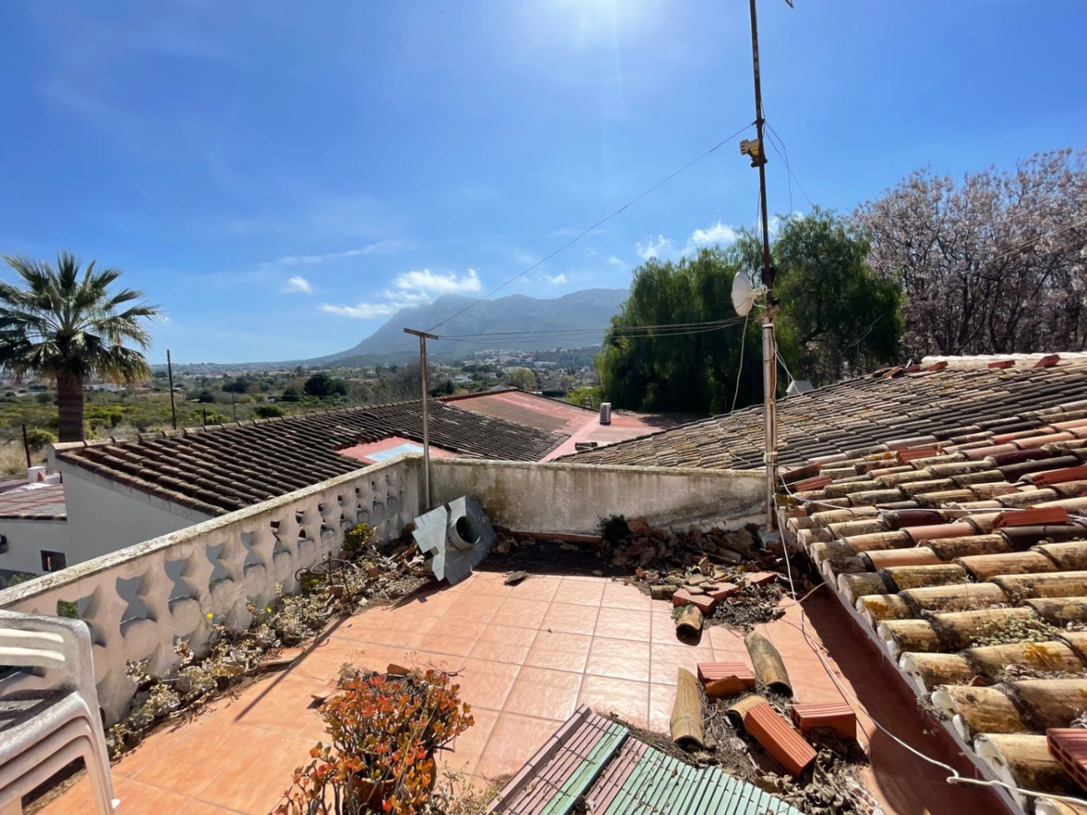 Casa de campo de 500 m2 en suelo urbano con parcela de 3500m2 en Denia zona Sta Paula