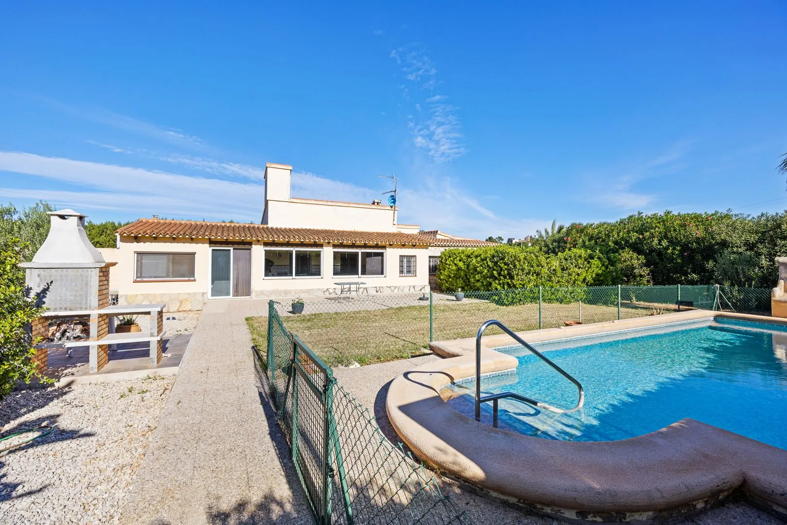 Gran finca rústica compuesta por dos casas y con cuadras para caballos.