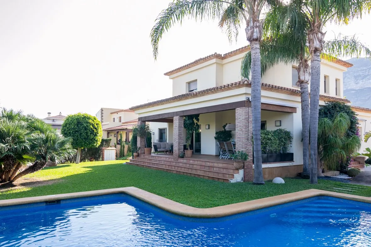 Gran villa cerca del mar y de la ciudad de Dénia.