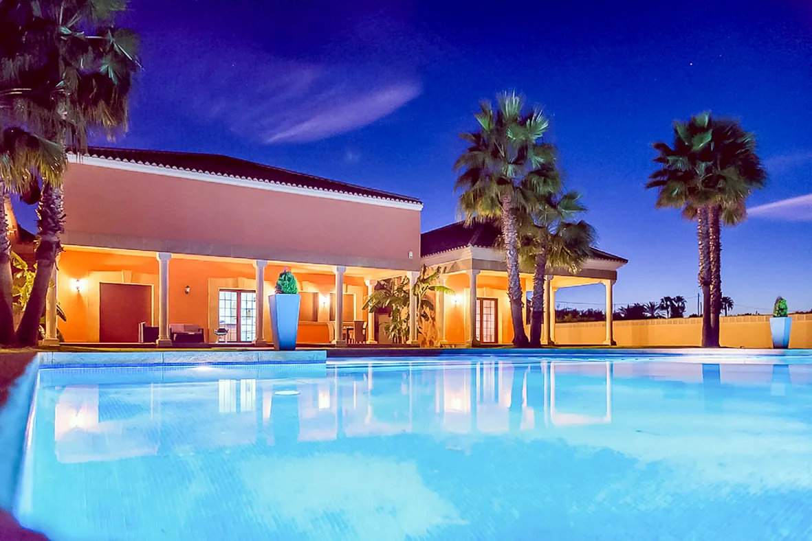 Magnífica villa a 600 metros de la playa en Dénia.