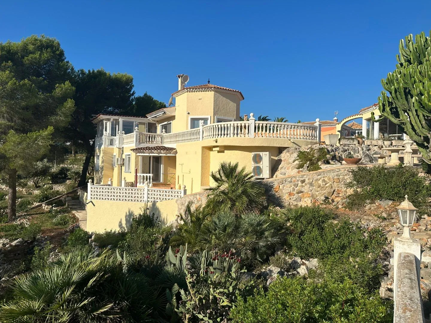 Lujoso Chalet con parcela amplia en venta en Denia