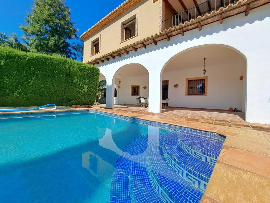 Villa con piscina para comprar en Orba.