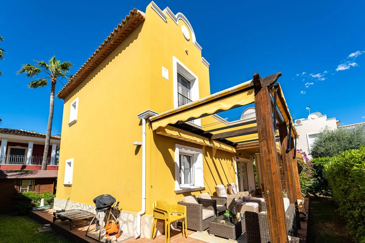Villa seminueva a un paso del centro.